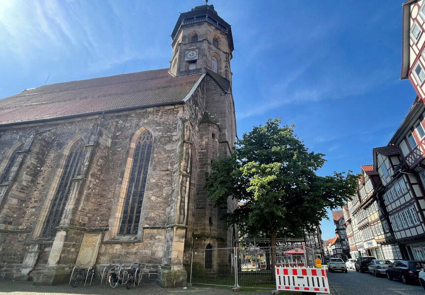 F�r die anstehenden Arbeiten kommt ein Hubsteiger zum Einsatz, der f�r eine H�he von zirka 70 Meter ausgelegt ist. Neben der Begutachtung des Bauwerks sind auch erste Ausbesserungsarbeiten vorgesehen.