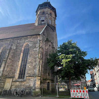 F&uuml;r die anstehenden Arbeiten kommt ein Hubsteiger zum Einsatz, der f&uuml;r eine H&ouml;he von zirka 70 Meter ausgelegt ist. Neben der Begutachtung des Bauwerks sind auch erste Ausbesserungsarbeiten vorgesehen. 