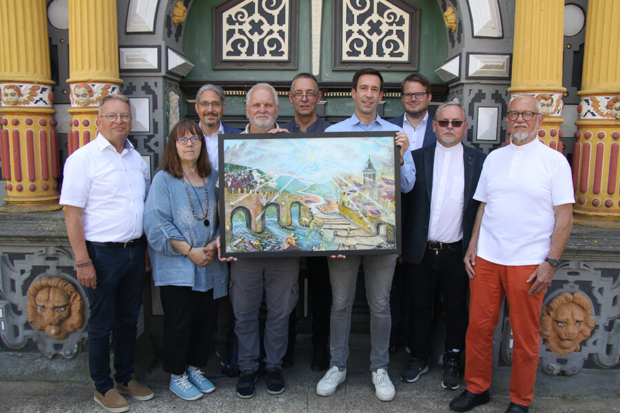 (V.li.) Ernst-Ulrich G�ttges (Pastor Ev.-ref. Gemeinde), Bettina Weyrich (1. Vors. M�ndener KunstNetz), Andreas Risse (Ev.-luth. Stadtkirchengemeinde M�nden), K�nstler Uwe Hentze, Stadtarchivar Stefan Sch�fer, B�rgermeister Tobias Dannenberg, Raimund Baum (Adventgemeinde), Jacek Kubacki (Pfarrer Kath. Elisabeth Gemeinde) und Matthias Winkelmann (Katholische Pfarrgemeinde St. Elisabeth).