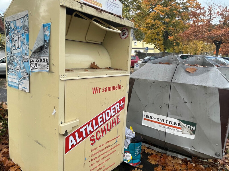 Die Altkleidercontainer von Hilfsorganisationen oder privaten Anbietern, wie hier am Parkplatz Feuerteich, wurden in den vergangenen Monaten abgebaut. Der Stadt wurden als Hauptgr�nde Unwirtschaftlichkeit und ein hoher Reinigungsaufwand an den Standorten genannt.
