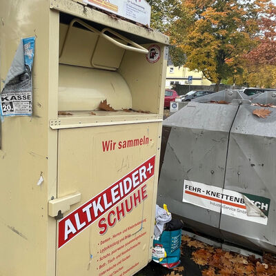 Die Altkleidercontainer von Hilfsorganisationen oder privaten Anbietern, wie hier am Parkplatz Feuerteich, wurden in den vergangenen Monaten abgebaut. Der Stadt wurden als Hauptgr&uuml;nde Unwirtschaftlichkeit und ein hoher Reinigungsaufwand an den Standorten genannt.