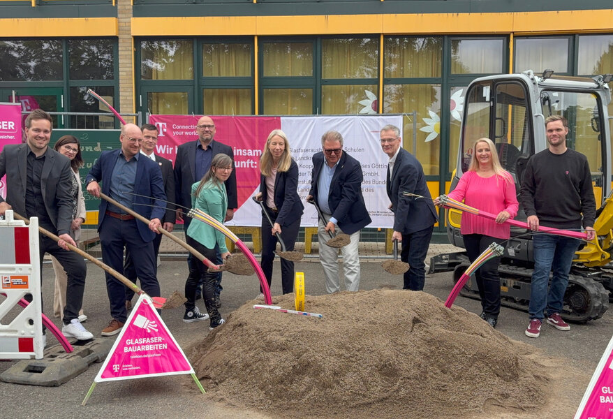(V.li.) Philipp Hanelt (WRGN), Yuliya Divivi (WRGN), Marc Diederich (WRGN), Lars Deiters (B�rgermeister Walkenried), Thomas Koluszniewski (aconium GmbH), Christin Baetz (Lehrerin Grundschule Walkenried), Doreen Fragel (Landkreis G�ttingen), Peter Richter (Telekom Deutschland), Dr. Dominik Mayer (Nieders. Wirtschaftsministerium), Sabine K�hler und Christian Klanke (beide Telekom Deutschland).