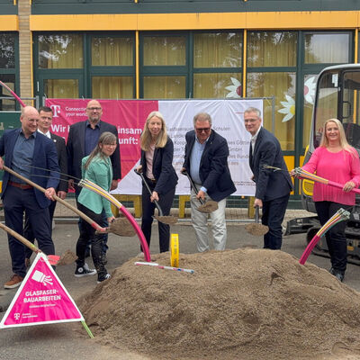 (V.li.) Philipp Hanelt (WRGN), Yuliya Divivi (WRGN), Marc Diederich (WRGN), Lars Deiters (B&uuml;rgermeister Walkenried), Thomas Koluszniewski (aconium GmbH), Christin Baetz (Lehrerin Grundschule Walkenried), Doreen Fragel (Landkreis G&ouml;ttingen), Peter Richter (Telekom Deutschland), Dr. Dominik Mayer (Nieders. Wirtschaftsministerium), Sabine K&ouml;hler und Christian Klanke (beide Telekom Deutschland).