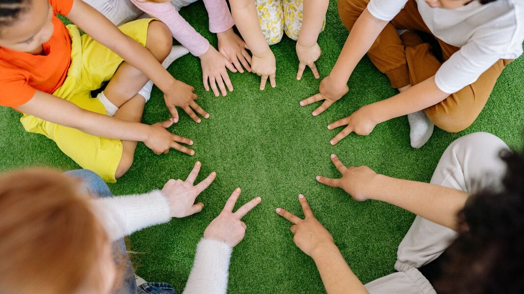 Auf dem Programm stehen unter anderem Kindertattoos, ein Lesepavillon, Tischkicker, ein B�llebad, Murmelbilder sowie Informationsst�nde rund um das Leben mit Kindern. F�r das leibliche Wohl ist mit Kaffee und Kuchen gesorgt.