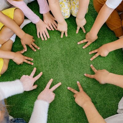 Auf dem Programm stehen unter anderem Kindertattoos, ein Lesepavillon, Tischkicker, ein B&auml;llebad, Murmelbilder sowie Informationsst&auml;nde rund um das Leben mit Kindern. F&uuml;r das leibliche Wohl ist mit Kaffee und Kuchen gesorgt. 
