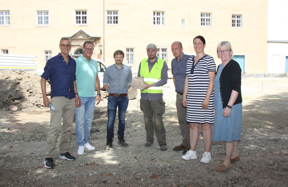 (V.li.) Wolfgang Wette (Landschaftarchitekturb�ro Wette & K�neke), Andreas Bergmann (Tiefbau), Tobias Uhlig (Landesamt f�r Denkmalpflege), Steven Ritter (Grabungsleiter Arch�omedes), Kim Kappes (Landesamt f�r Denkmalpflege), Nicole Prediger (Bereichsleiterin Stadtentwicklung) und Denkmalpflegerin Sabine Momm.