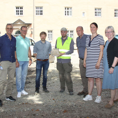 (V.li.) Wolfgang Wette (Landschaftarchitekturb&uuml;ro Wette & K&uuml;neke), Andreas Bergmann (Tiefbau), Tobias Uhlig (Landesamt f&uuml;r Denkmalpflege), Steven Ritter (Grabungsleiter Arch&auml;omedes), Kim Kappes (Landesamt f&uuml;r Denkmalpflege), Nicole Prediger (Bereichsleiterin Stadtentwicklung) und Denkmalpflegerin Sabine Momm.