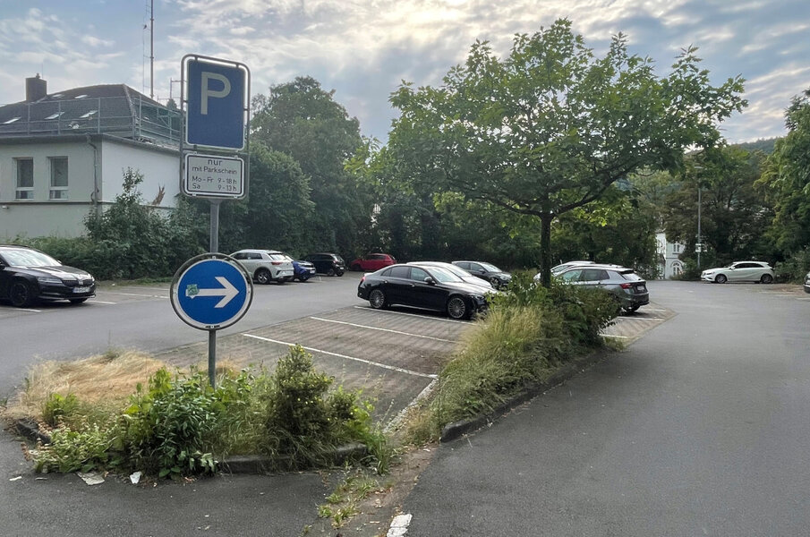 Etwa 25 Parkpl�tze der Parkfl�che "Am Feuerteich" stehen vom 27. Juli 2026 bis voraussichtlich 21. September 2026 nicht zur Verf�gung.