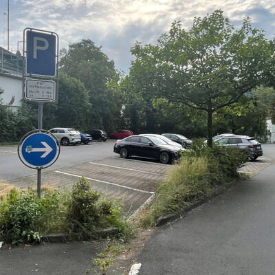 Etwa 25 Parkpl&auml;tze der Parkfl&auml;che "Am Feuerteich" stehen vom 27. Juli 2026 bis voraussichtlich 21. September 2026 nicht zur Verf&uuml;gung.