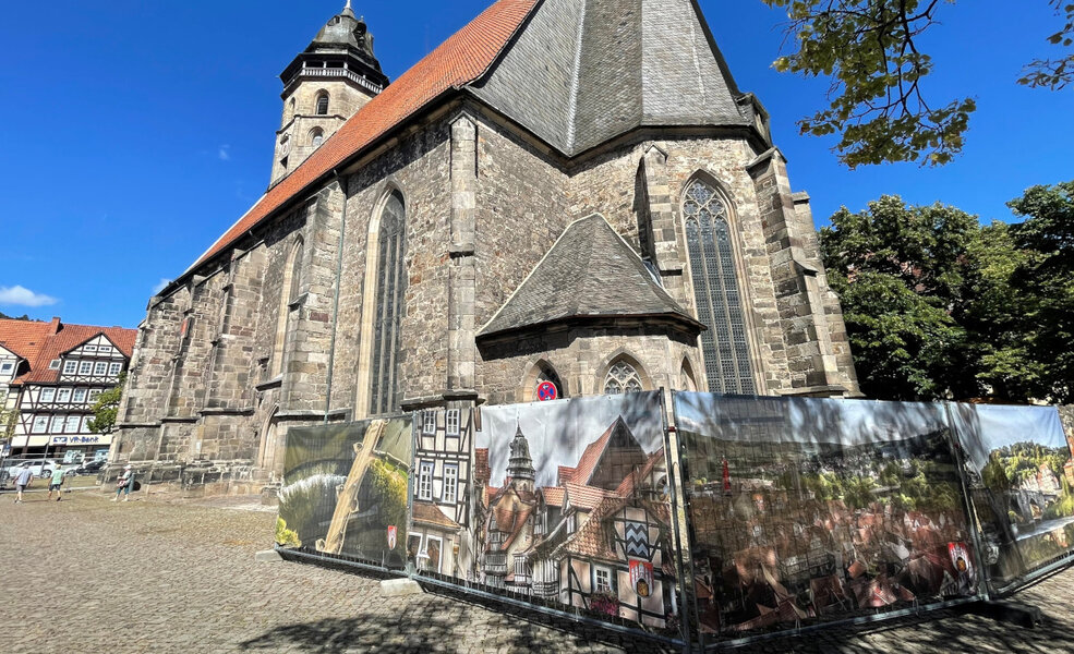 Die Absperrungen an der West- und Ostseite der St. Blasius-Kirche bleiben vorerst bestehen. Unser Bild zeigt den Blick aus Richtung Lange Stra�e. Dort sind Schieferabdeckungen am als Chor bezeichneten Geb�udeteil abg�ngig, weshalb der Bereich f�r Passantinnen und Passanten aus Sicherheitsgr�nden nicht zug�nglich ist. Die Sch�den an der Ostseite waren bereits im M�rz 2026 festgestellt worden.