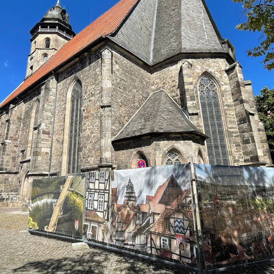 Die Absperrungen an der West- und Ostseite der St. Blasius-Kirche bleiben vorerst bestehen. Unser Bild zeigt den Blick aus Richtung Lange Stra&szlig;e. Dort sind Schieferabdeckungen am als Chor bezeichneten Geb&auml;udeteil abg&auml;ngig, weshalb der Bereich f&uuml;r Passantinnen und Passanten aus Sicherheitsgr&uuml;nden nicht zug&auml;nglich ist. Die Sch&auml;den an der Ostseite waren bereits im M&auml;rz 2026 festgestellt worden.