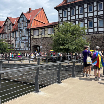 Die Demonstration beginnt um 14 Uhr am Bahnhof, f�hrt durch die Innenstadt und endet am Bolzplatz in den Wallanlagen.