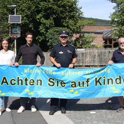 (V.li.) Anna-Lena Wiegr&auml;fe (Wirtschaftsf&ouml;rderung), B&uuml;rgermeister Tobias Dannenberg, Kontaktbeamter Mario Spangenberg und Klaus Ulbricht (Verkehrswacht M&uuml;nden) bitten alle Verkehrsteilnehmenden, besonders in den kommenden Wochen, um R&uuml;cksicht.