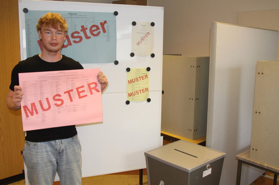 Im Briefwahlb�ro im Verwaltungsgeb�ude besteht die M�glichkeit, die Briefwahl direkt zu erledigen. Von Mitarbeitenden, darunter Yannik Probst (Auszubildender zum Verwaltungsfachangestellten), erhalten die Wahlberechtigten ihre Unterlagen und k�nnen ihre Stimme unmittelbar vor Ort abgeben.