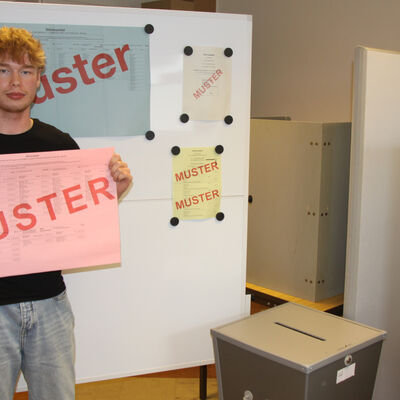 Im Briefwahlb&uuml;ro im Verwaltungsgeb&auml;ude besteht die M&ouml;glichkeit, die Briefwahl direkt zu erledigen. Von Mitarbeitenden, darunter Yannik Probst (Auszubildender zum Verwaltungsfachangestellten), erhalten die Wahlberechtigten ihre Unterlagen und k&ouml;nnen ihre Stimme unmittelbar vor Ort abgeben. 