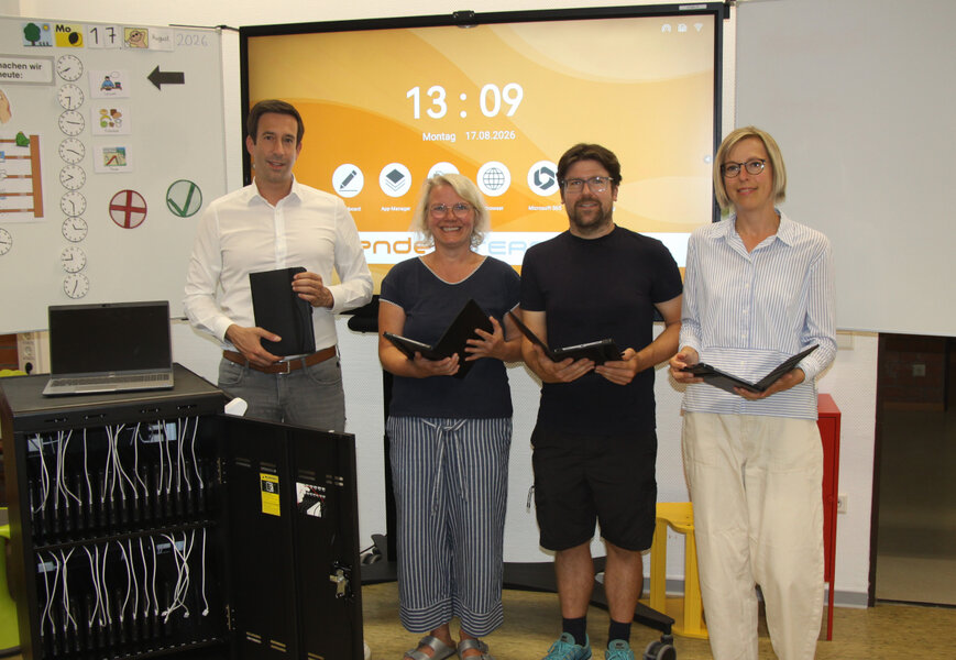 (V.li.) B�rgermeister Tobias Dannenberg, Nadine Hinze, Schulleiterin Grundschule am Wall, Philipp Speck, kommissarischer Schulleiter der Grundschule Hermannshagen und Simone Schulenberg, Schulleiterin der Grundschule Hedem�nden in einem Klassenraum der Grundschule am Wall. Digitale Tafel und Tablets f�r Sch�lerinnen und Sch�ler stehen dort ab sofort f�r die p�dagogische Arbeit bereit.