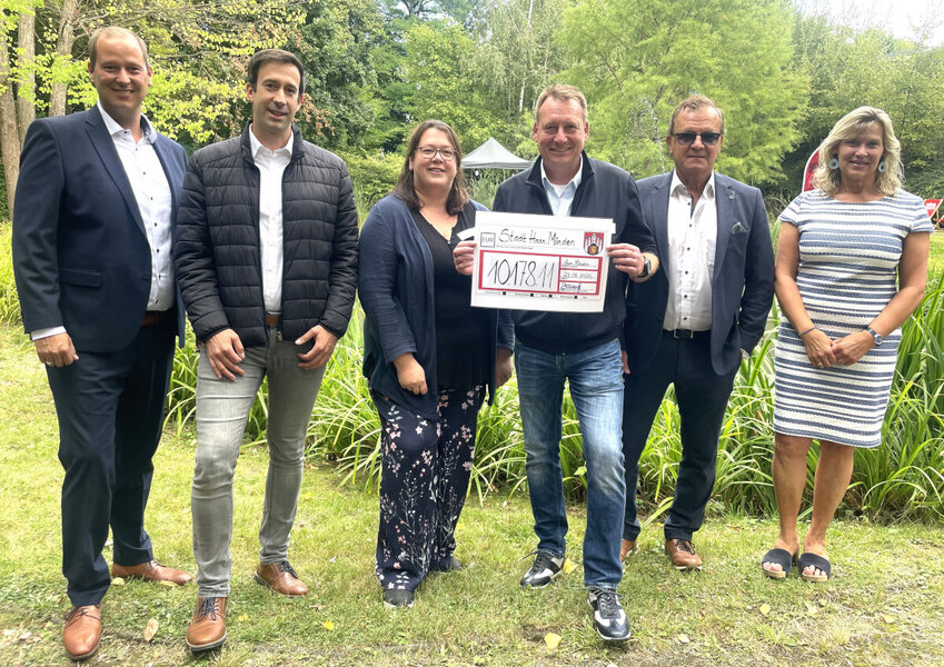 (V.li.) VHM-Gesch�ftsf�hrer Marc Pf�tz, B�rgermeister Tobias Dannenberg, Hospizleiterin Miriam Wahl, Jens Northemann, Hospiz-Spendenbeauftragter, Unternehmer J�rgen Beute und Kerstin Kre�ner, Mitarbeiterin im st�dtischen Fachdienst Bildung und Sport.