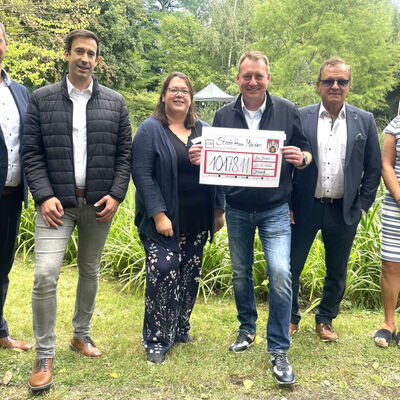 (V.li.) VHM-Gesch&auml;ftsf&uuml;hrer Marc Pf&uuml;tz, B&uuml;rgermeister Tobias Dannenberg, Hospizleiterin Miriam Wahl, Jens Northemann, Hospiz-Spendenbeauftragter, Unternehmer J&uuml;rgen Beute und Kerstin Kre&szlig;ner, Mitarbeiterin im st&auml;dtischen Fachdienst Bildung und Sport.