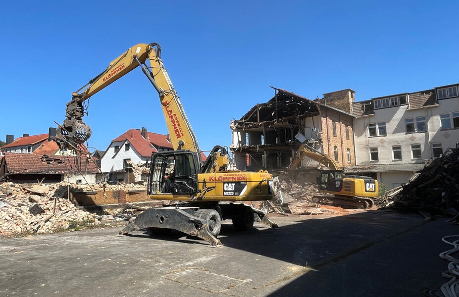 Im Zuge der R�ckbauarbeiten kann es vor�bergehend zu L�rm- und Staubentwicklung kommen. Um die Staubbelastung m�glichst gering zu halten, wird die Baustelle w�hrend des Abbruchs mit Wasser benebelt.