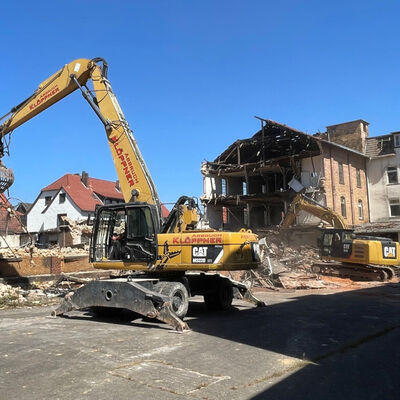 Im Zuge der R&uuml;ckbauarbeiten kann es vor&uuml;bergehend zu L&auml;rm- und Staubentwicklung kommen. Um die Staubbelastung m&ouml;glichst gering zu halten, wird die Baustelle w&auml;hrend des Abbruchs mit Wasser benebelt.