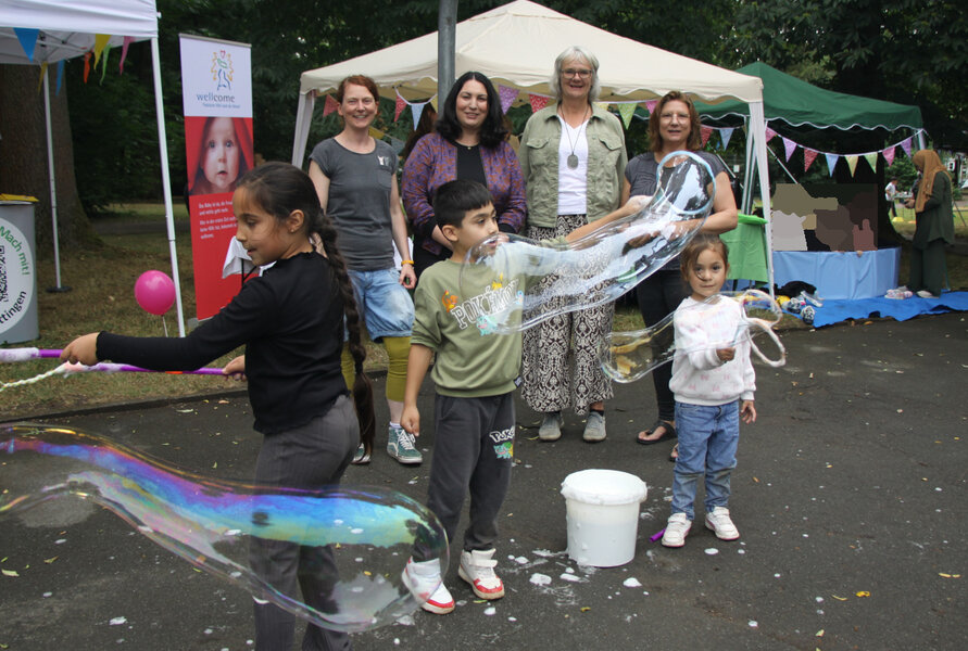 (Hinten, v.li.) Martina Betjen vom Caf� Kinderwagen des Mehrgenerationenhauses, Melissa Castillo, Gleichstellungsbeauftragte der Stadt Hann. M�nden, Antje Steinborn vom Netzwerk Fr�he Hilfen Tina Krause vom Familienzentrum schauen (vorne, v.li.) Lavin, Lauend und Barin zu, die Riesenseifenblasen erschaffen.