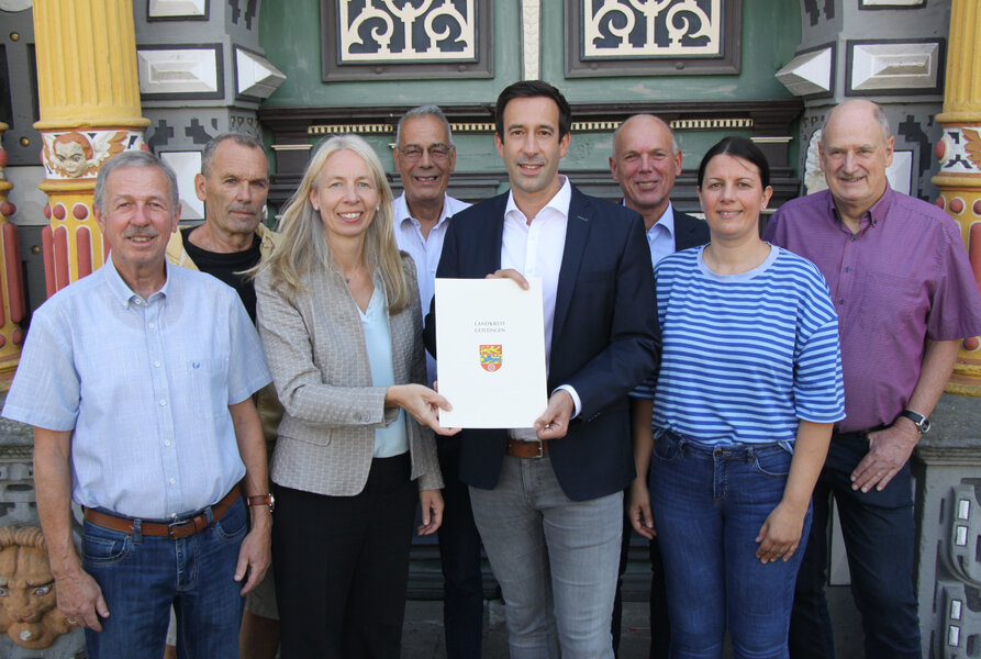 (V.li.) Fred Kaduhr, Dr. Joachim Atzert (beide SPD-Kreistagsabgeordnete), Kreisr�tin Doreen Fragel, Gerd Hujahn (SPD-Kreistagsabgeordneter), B�rgermeister Tobias Dannenberg, Markus Jerrentrup (CDU-Kreistagsabgeordneter), Nicole Prediger (Leiterin st�dtischer Bereich Stadtentwicklung) und Joachim Beisheim (Kreistagsabgeordneter B�ndnis 90/Die Gr�nen) bei.