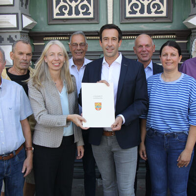(V.li.) Fred Kaduhr, Dr. Joachim Atzert (beide SPD-Kreistagsabgeordnete), Kreisr&auml;tin Doreen Fragel, Gerd Hujahn (SPD-Kreistagsabgeordneter), B&uuml;rgermeister Tobias Dannenberg, Markus Jerrentrup (CDU-Kreistagsabgeordneter), Nicole Prediger (Leiterin st&auml;dtischer Bereich Stadtentwicklung) und Joachim Beisheim (Kreistagsabgeordneter B&uuml;ndnis 90/Die Gr&uuml;nen) bei.