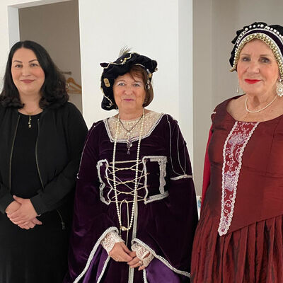 (V.li.) Gleichstellungsbeauftragte Melissa Castillo, Sabine Lohman alias Herzogin Elisabeth von Brandenburg und Marie Anne Langefeld alias Katharina von Sachsen (beide Stadtf�hrergilde).