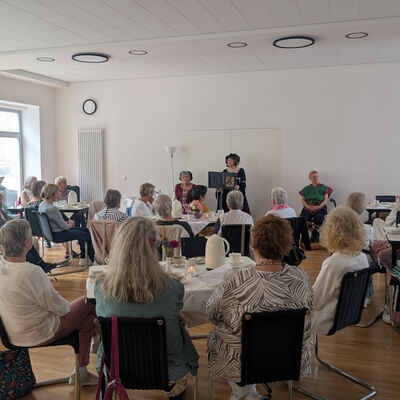Bei Kaffee, Kuchen und musikalischer Begleitung durch die Harfenmusik von Bettina Kallausch stand im Corvinus-Haus das Leben zweier historischer Frauenpers�nlichkeiten im Mittelpunkt.
