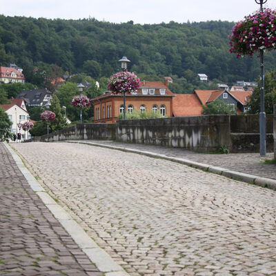 F&uuml;r Fu&szlig;g&auml;ngerinnen und Fu&szlig;g&auml;nger sowie Radfahrerinnen und Radfahrer bleibt die historische Werrabr&uuml;cke w&auml;hrend der Arbeiten weiterhin passierbar. 
