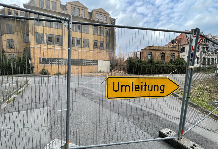 F�r die sichere Erreichbarkeit des Rattwerders sorgt die Umleitungsf�hrung �ber den ehemaligen Firmenparkplatz von C.F. Schr�der.