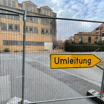 F&uuml;r die sichere Erreichbarkeit des Rattwerders sorgt die Umleitungsf&uuml;hrung &uuml;ber den ehemaligen Firmenparkplatz von C.F. Schr&ouml;der.