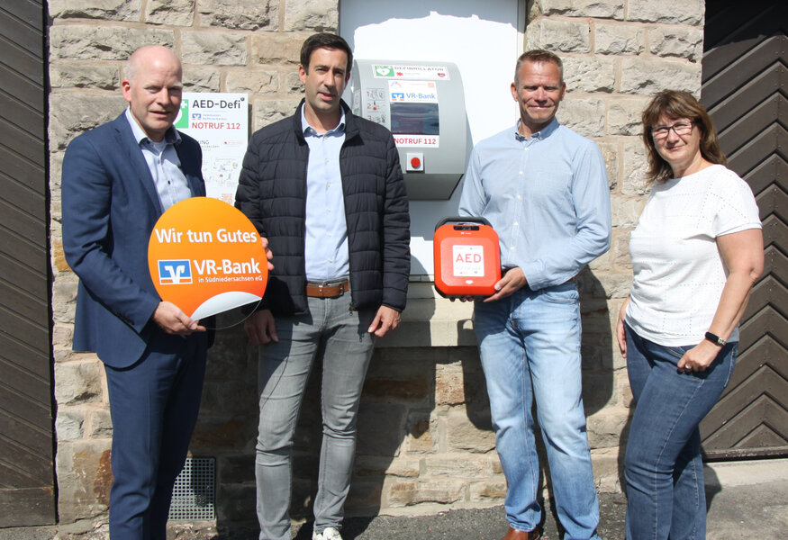 (V.li.) J�rg Hoffmeister, Regionalmarktleiter der VR-Bank in S�dniedersachsen, Hann. M�ndens B�rgermeister Tobias Dannenberg, Mielenhausens Ortsb�rgermeister Stefan Prause und Nicole Herthum vom st�dtischen Fachdienst Liegenschaften, Hochbau und Sanierung.
