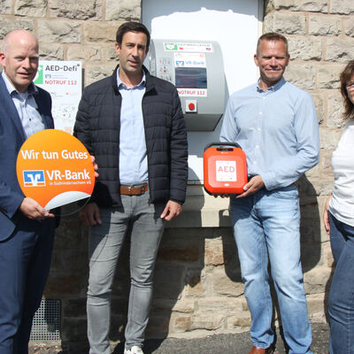 (V.li.) J&ouml;rg Hoffmeister, Regionalmarktleiter der VR-Bank in S&uuml;dniedersachsen, Hann. M&uuml;ndens B&uuml;rgermeister Tobias Dannenberg, Mielenhausens Ortsb&uuml;rgermeister Stefan Prause und Nicole Herthum vom st&auml;dtischen Fachdienst Liegenschaften, Hochbau und Sanierung.