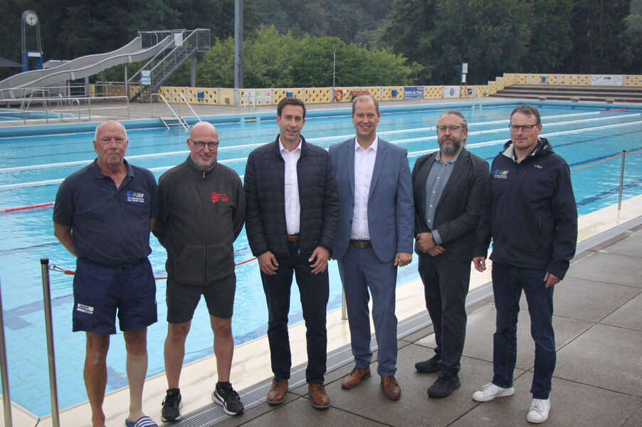 (V.li.) Schwimmmeister J�rg Driever, Hochbad-P�chter Andreas Sadowsky, B�rgermeister Tobias Dannenberg, VHM-Gesch�ftsf�hrer Marc Pf�tz, VHM-Prokurist Stefan Beer und Carsten Linke (Leiter VHM-Kundenservice).