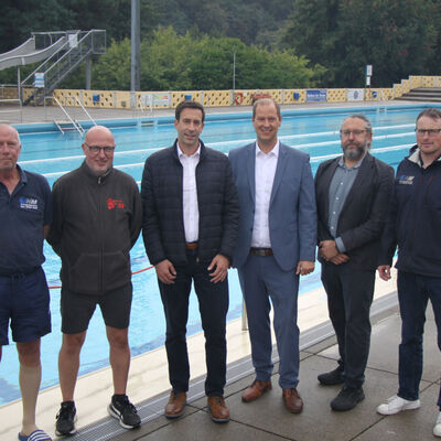 (V.li.) Schwimmmeister J&ouml;rg Driever, Hochbad-P&auml;chter Andreas Sadowsky, B&uuml;rgermeister Tobias Dannenberg, VHM-Gesch&auml;ftsf&uuml;hrer Marc Pf&uuml;tz, VHM-Prokurist Stefan Beer und Carsten Linke (Leiter VHM-Kundenservice).
