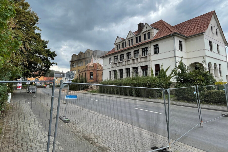 Seit Einrichtung der Sperrung auf der Wilhelmsh�user Stra�e wurden die Absperrungen jedoch bereits mehrfach von unbekannten Personen eigenm�chtig entriegelt und zur Seite geschoben.