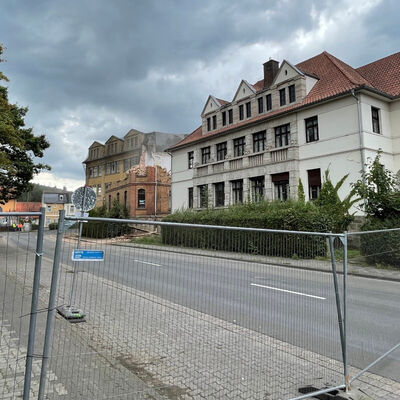 Seit Einrichtung der Sperrung auf der Wilhelmsh&auml;user Stra&szlig;e wurden die Absperrungen jedoch bereits mehrfach von unbekannten Personen eigenm&auml;chtig entriegelt und zur Seite geschoben. 