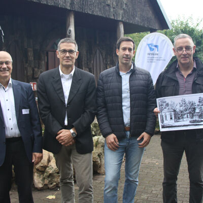 (V.li.) Henning Buchholz, Leiter der Wasserstra&szlig;en- und Schifffahrtsverwaltung Weser, Joachim Abratis, Vizepr&auml;sident der Generaldirektion Wasserstra&szlig;en und Schifffahrt (GDWS), B&uuml;rgermeister Tobias Dannenberg und Stadtarchivar Stefan Sch&auml;fer.
