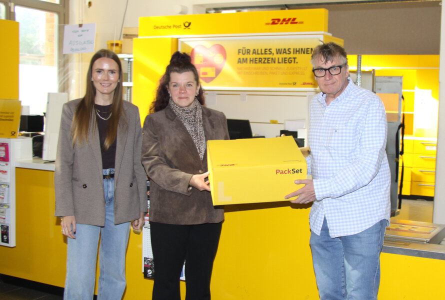 Anfang Oktober geht's weiter: (v.li.) Hann. M�ndens Wirtschaftsf�rderin Anna-Lena Wiegr�fe, Jennifer Jacobey von "Lila Brief & Bohne" und Peter Sch�ller, Inhaber und Vermieter des Bahnhofsgeb�udes.
