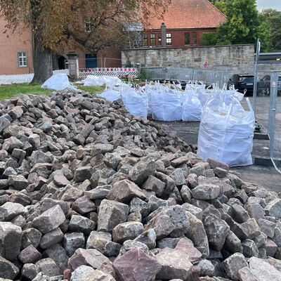 Nach aktuellem Stand rechnet die Stadt Hann. M�nden mit einem Abschluss der Arbeiten auf dem oberen Schlossplatz bis zum Ende dieses Jahres.