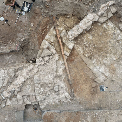 Bei den arch�ologischen Untersuchungen auf dem Schlossplatz wurde das Fundament eines historischen Turms freigelegt. Dieser soll durch ein sogenanntes "arch�ologisches Fenster" f�r die Nachwelt erhalten werden.