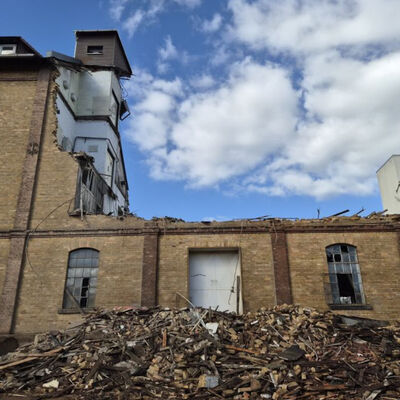 Von der Industriebrache C.F. Schr&ouml;der geht keine Gefahr mehr f&uuml;r die &ouml;ffentliche Sicherheit aus. Das Grundst&uuml;ck wurde an den Eigent&uuml;mer &uuml;bergeben.