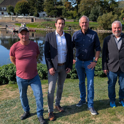 (V.li.) F&auml;hrmann Benjamin Bolte, B&uuml;rgermeister Tobias Dannenberg, Bundestagsabgeordneter Fritz G&uuml;ntzler und Hemelns Ortsb&uuml;rgermeister Thomas Baake. 