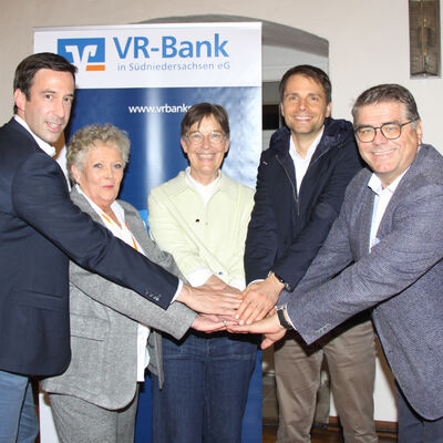 (V.li.) B&uuml;rgermeister Tobias Dannenberg, Heike Tauer-Schneider (DKKD-Teamvorstand), G&ouml;ttingens zuk&uuml;nftige Landr&auml;tin Dr. Ulrike Witt, Kreisrat Conrad Finger und Folkert Groeneveld (Vorstandsvorsitzender der VR-Bank in S&uuml;dniedersachsen).