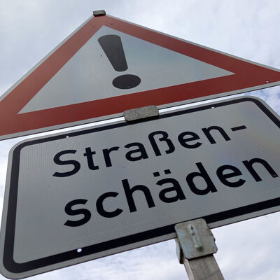 Im Philosophenweg hat sich eine Absenkung der Fahrbahn ereignet und muss voll gesperrt werden. Die Umleitung erfolgt &uuml;ber die Stra&szlig;e &raquo;Sch&ouml;ne Aussicht&laquo;. 