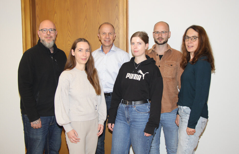 Gemeindewahlleiter Axel Gr�newald (3.v.li.) mit dem Wahlteam der Stadt Hann. M�nden, bestehend aus (v.li.) Boris Schucht, Aurelie Kleinert, Miriam Paul, Marco Graef und Manuela B�rner.