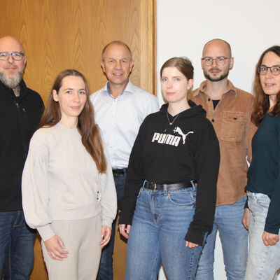 Gemeindewahlleiter Axel Gr&uuml;newald (3.v.li.) mit dem Wahlteam der Stadt Hann. M&uuml;nden, bestehend aus (v.li.) Boris Schucht, Aurelie Kleinert, Miriam Paul, Marco Graef und Manuela B&ouml;rner.