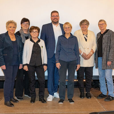 HMM-Gesch�ftsf�hrer Matthias Biroth (Mitte) und die stellvertretende B�rgermeisterin Gudrun Surup (2.v.re.) mit dem DKKD-Teamvorstand (v.li.) Heike Tauer-Schneider, Britta K�wing, B�rbel Brockhoff, Hannelore Faulstich-Wieland und Conny Staub.