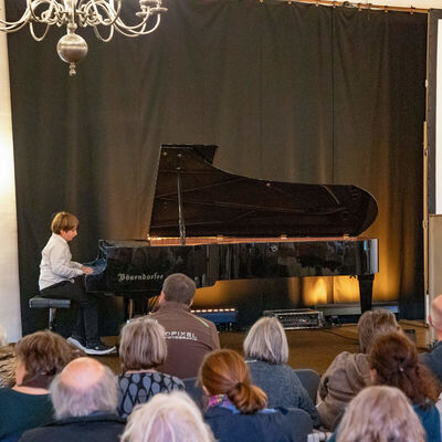 Begleitete den Abend musikalisch: Nevio B�cker (10 Jahre) stellte sein beachtliches Talent am Fl�gel unter Beweis.